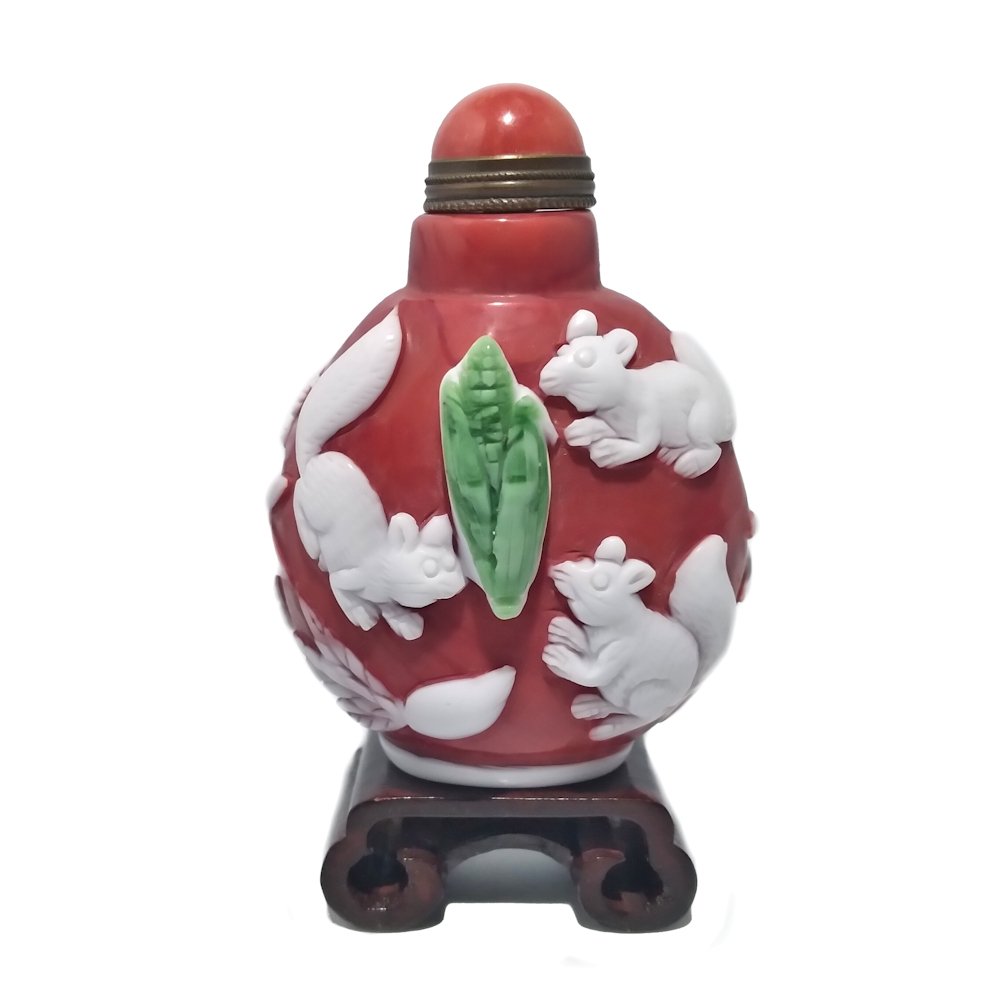 FABULOUS PEKING GLASS SNUFF BOTTLE RABITS (1 of 8)