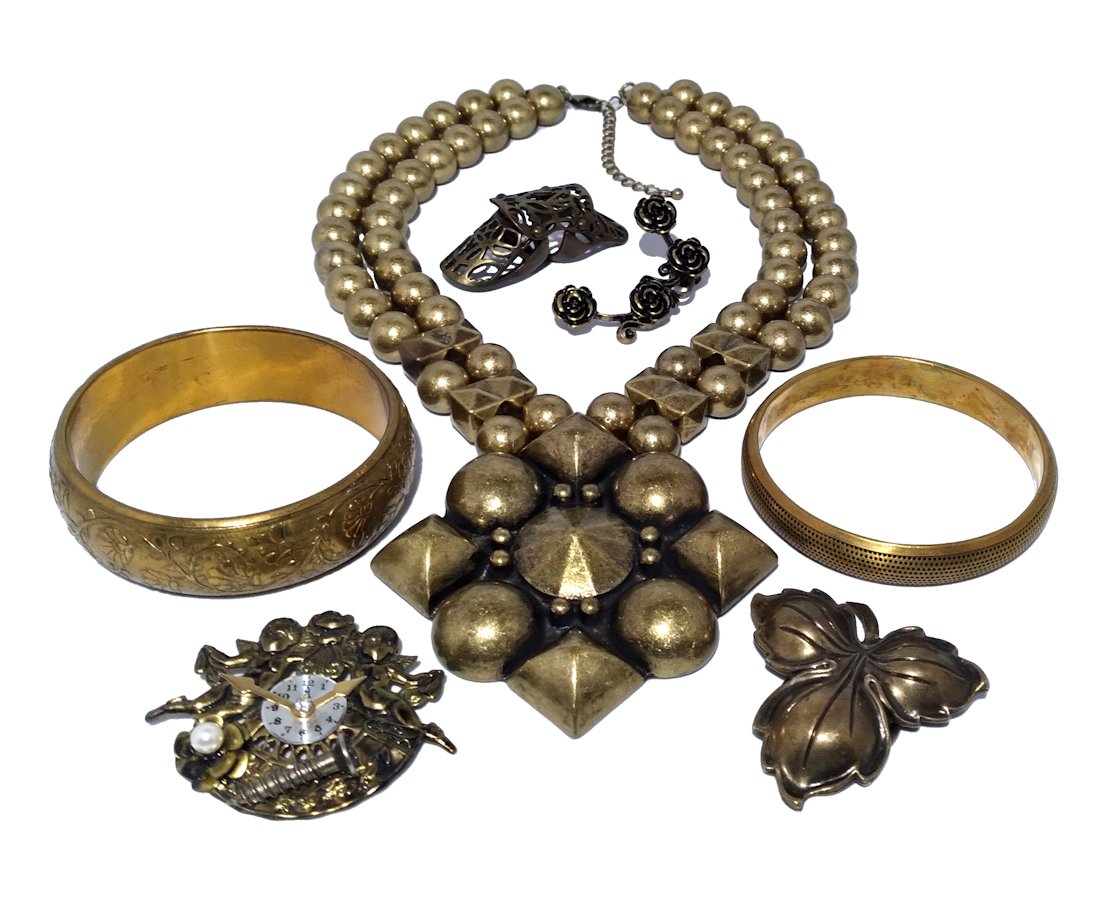 BEAUTIFUL COSTUME JEWELRY LOT LARGE STATEMENT NECKLACE: THIS LOT FEATURES ONE STUNNING STATEMENT NECKLACE SIZE 19" WITH EXTENSION, A BROOCH AND A CLIP SIZE 2"BY 2.25" AND 2.25" BY 1.75", 1 PAIR OF EARRINGS, 1 RING SIZE 5 AND 2 BRACELETS SIZE 2.5" EACH. WE 