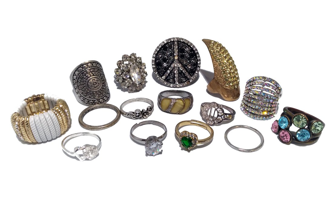 LOT OF 15 RINGS COSTUME JEWELRY RHINESTONE, GOLD TONE, SILVER TONE (1 of 2)