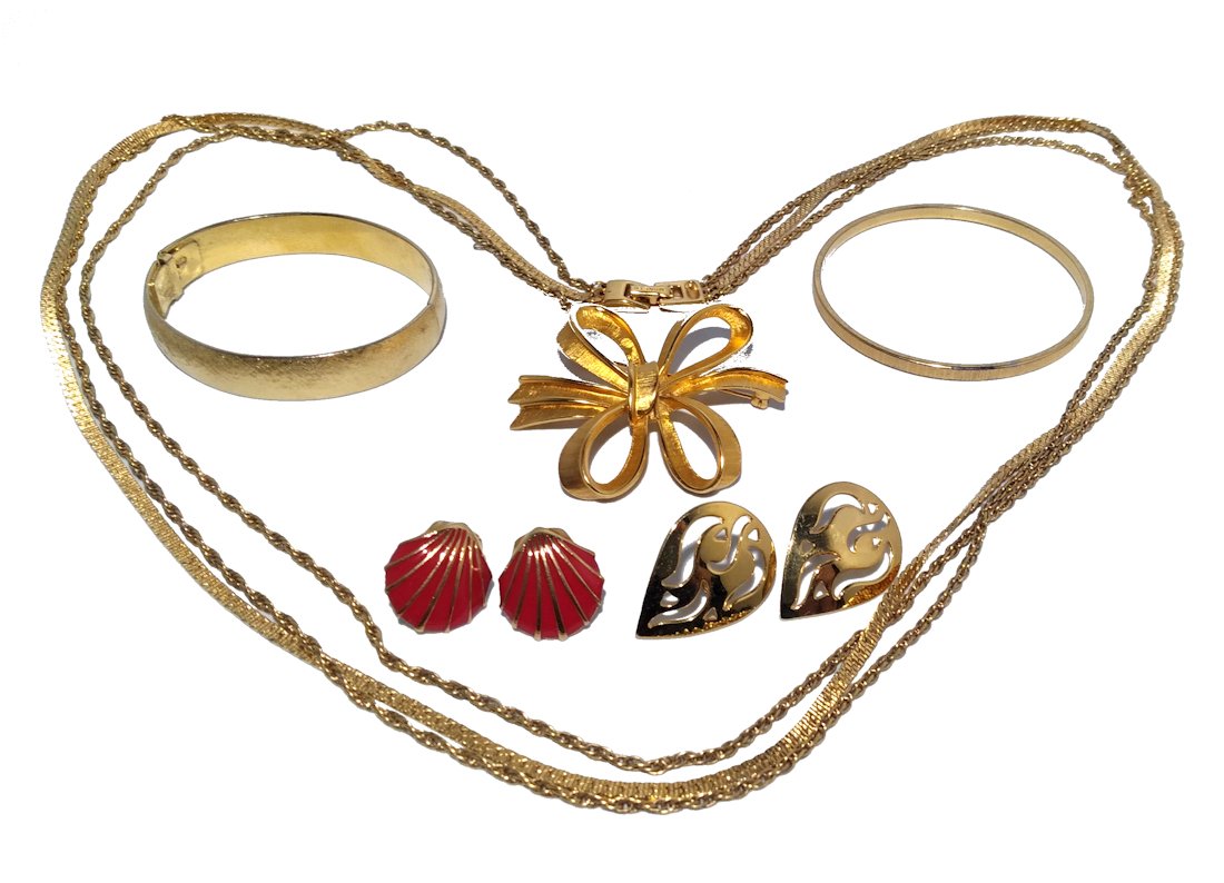 VINTAGE JEWELRY LOT MONET 6 PIECES: THIS MONET JEWELRY LOT INCLUDES A 30" NECKLACE, 2 BRACELETS, 2.5 IN DIAMETER,, 2 PAIRS OF EARRINGS AND A BROOCH 2.25". IN VERY GOOD VINTAGE CONDITION. THE BRACELET IS 7" LONG. WE COMBINE SHIPPING. HAV