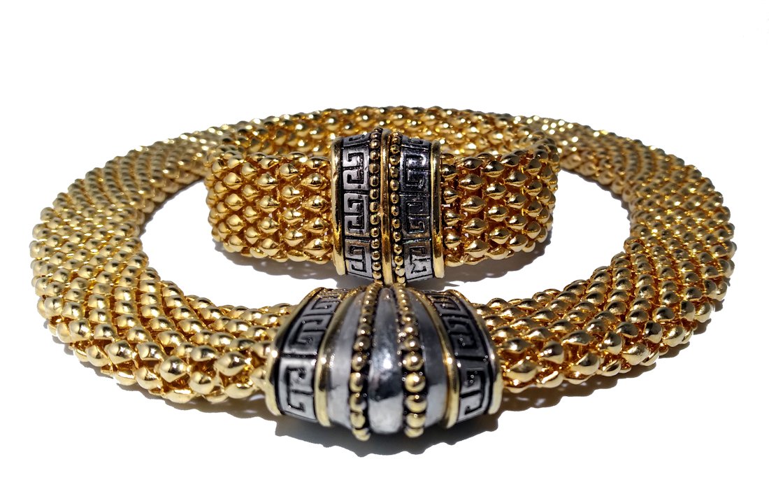 COSTUME JEWELRY LOT STUNNING STATEMENT NECKLACE BRACELET: THIS LOT CONSISTS OF A STUNNING, WELL MADE NECKLACE AND BRACELET. THEY BOTH HAVE MAGNETIC CLOSURES.18" AND 8" LONG. VERY IMPRESSIVE. WE COMBINE SHIPPING AS MUCH AS POSSIBLE. HAVE A LOOK AT OUR MANY JE