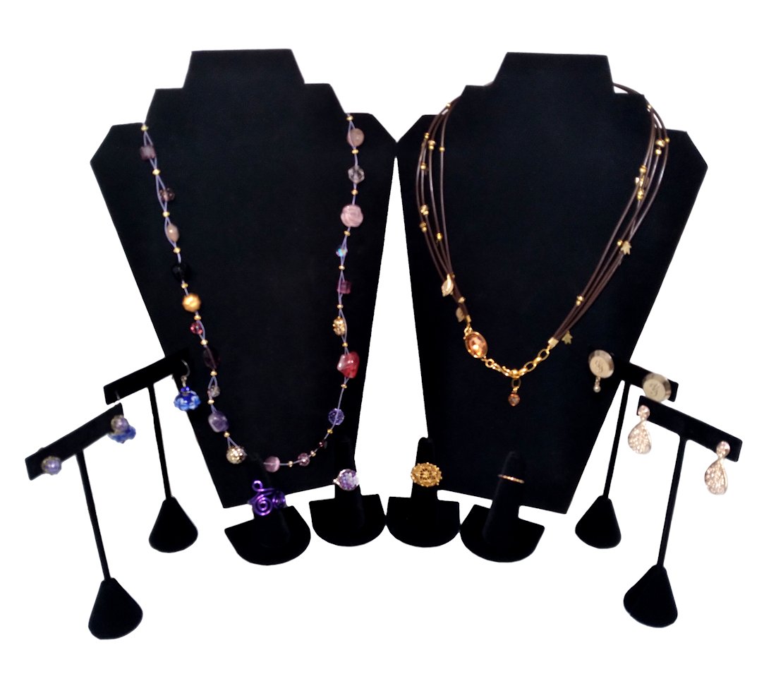 A FANTASTIC LOT 2 NECKLACES COOKIE LEE + MORE (1 of 3)