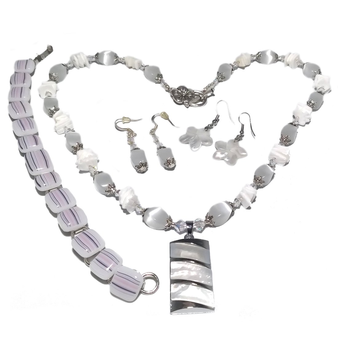 BEAUTIFUL COSTUME JEWELRY LOT NECKLACE, BRACELET, EARRINGS (1 of 2)