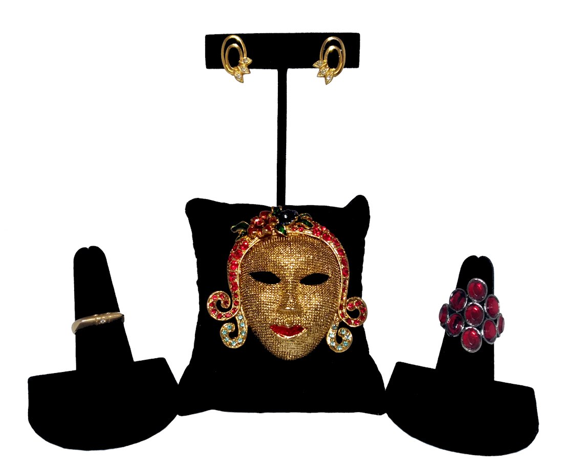 A LOVELY MATCHING LOT  BROOCH, RINGS ,  EARRINGS, COSTUME JEWELRY (1 of 4)