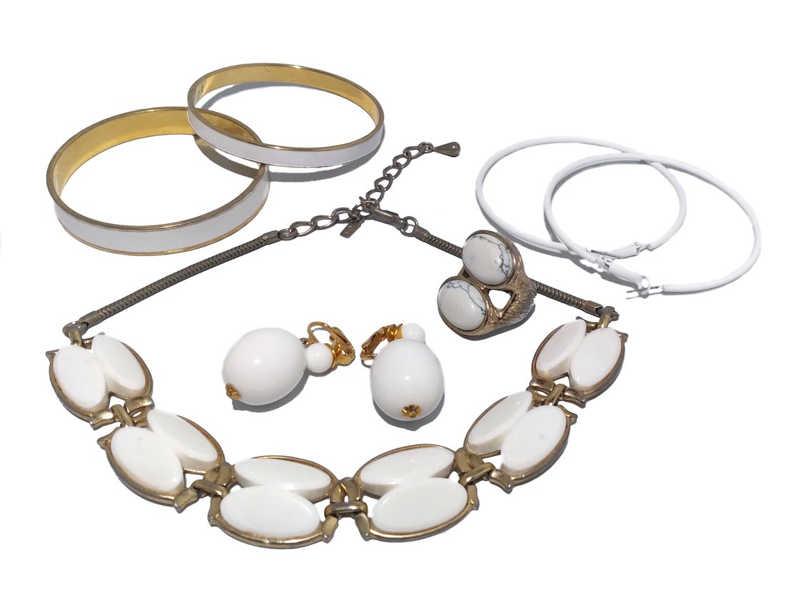 COSTUME JEWELRY LOT MONET NECKLACE , BRACELETS + MORE (1 of 2)