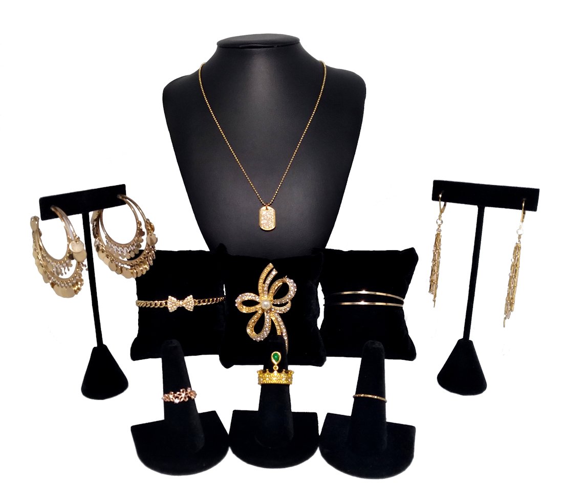 DESIGNER COSTUME JEWELRY LOT NECKLACE MICHAEL KORS + MORE: This lot includes a Michael Kors beautiful tag necklace in gold tone and excellent condition. It also includes 2 bracelets, 3rings, 2 pairs of earrings and a bow brooch. All items are in very good con