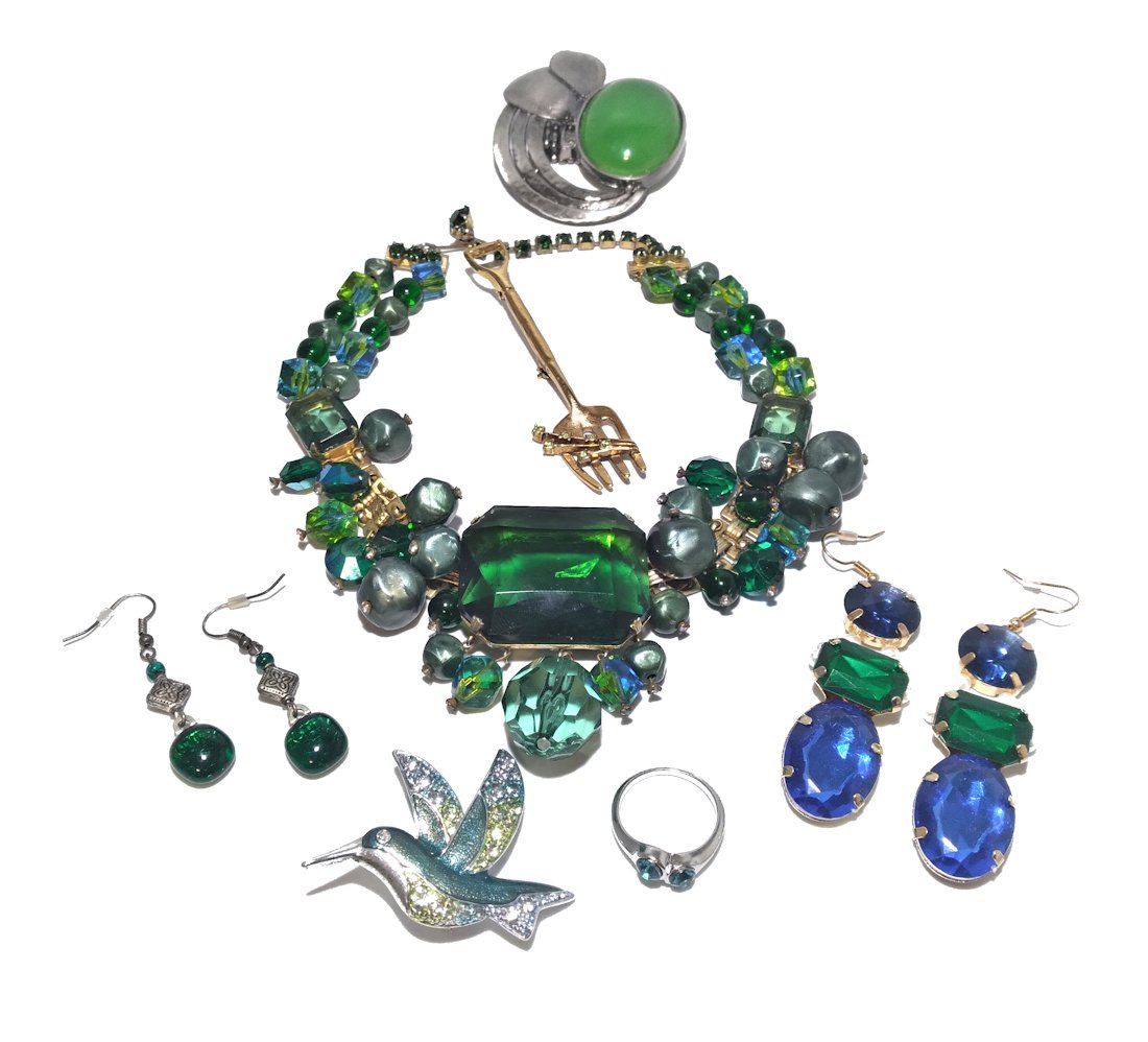 A STUNNING MID CENTURY NECKLACE + MUCH MORE COSTUME JEWELRY (1 of 3)