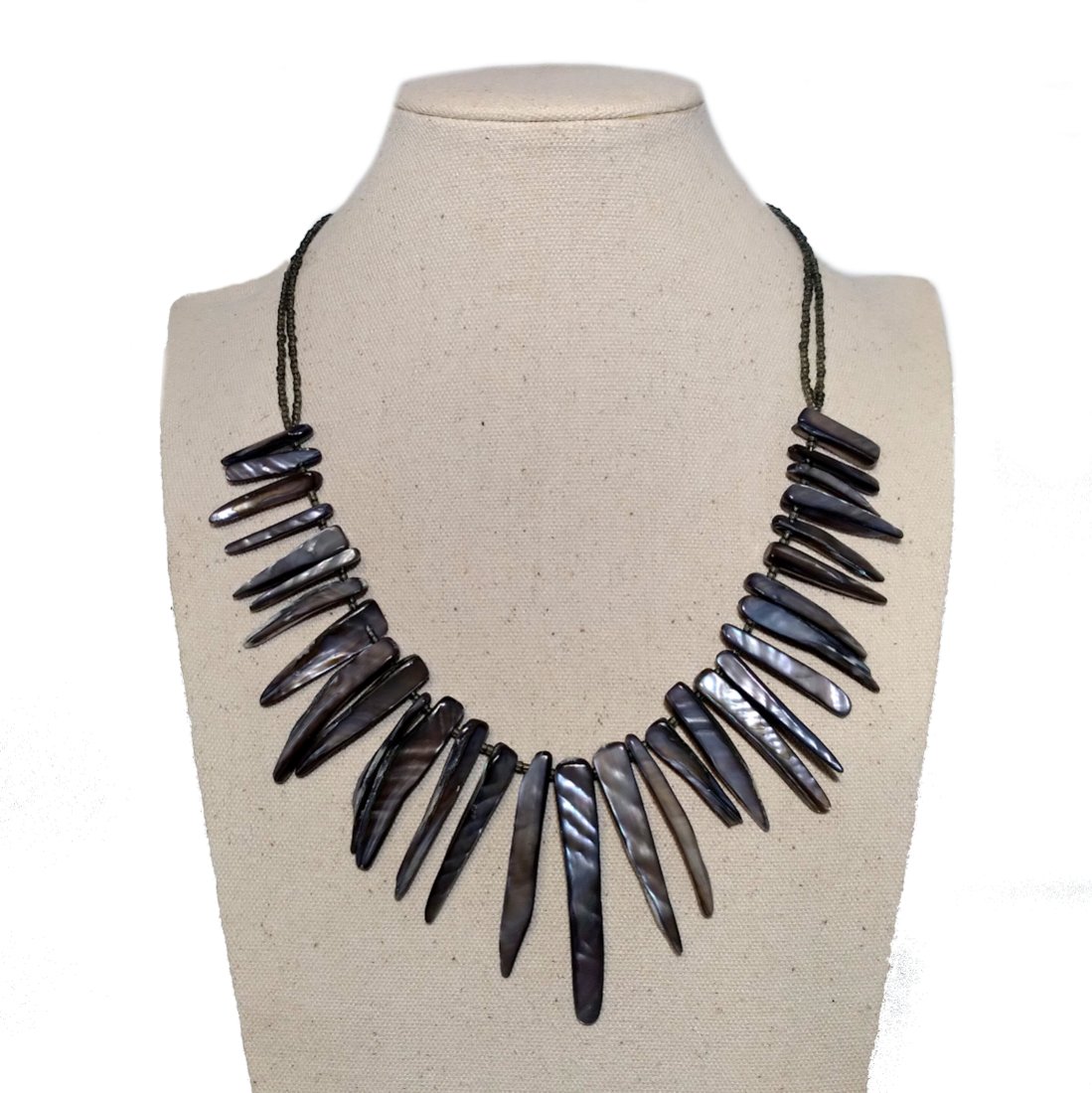 A STUNNING ABALONE BIB NECKLACE: WHAT A BEAUTIFUL NECKLACE OF NATURAL ABALONE IN RICH COLORS! IT IS 19" LONG. IN EXCELLENT PREOWNED CONDITION. HAVE A LOOK AT OUR OTHER JEWELRY LOTS. WE COMBINE SHIPPING.