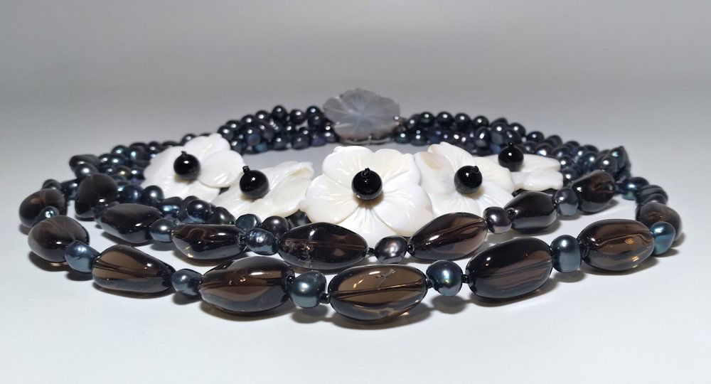A STUNNING BIB NECKLACE PEARLS, SMOKEY QUARTZ, MOTHER OF PEARL (1 of 5)