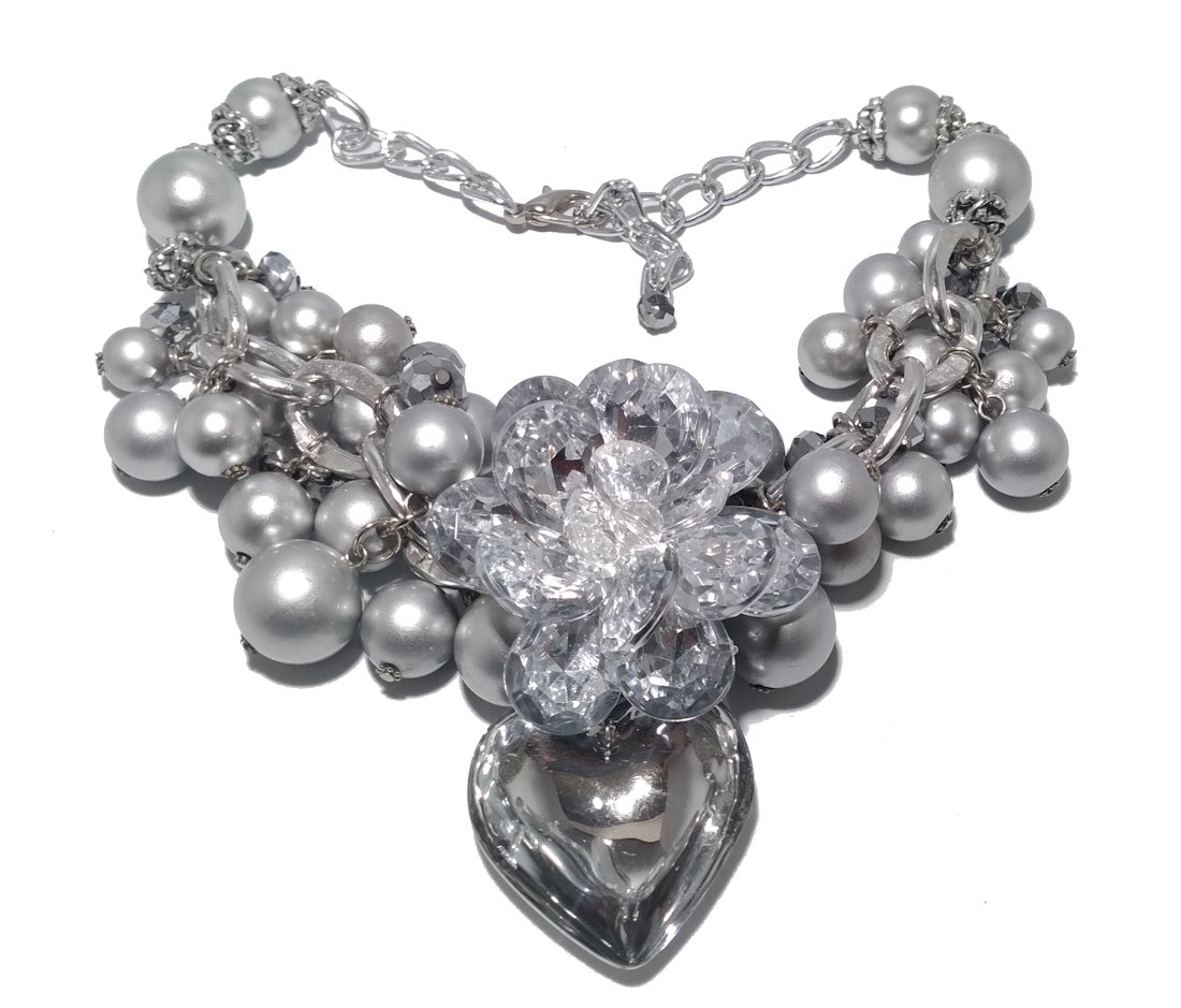 A FABULOUS BIB NECKLACE FAUX PEARLS SILVER TONE: THIS LOT FEATURES A STUNNING BIB NECKLACE. SIZE 14"- 18" WITH THE EXTENSION. WE COMBINE SHIPPING.