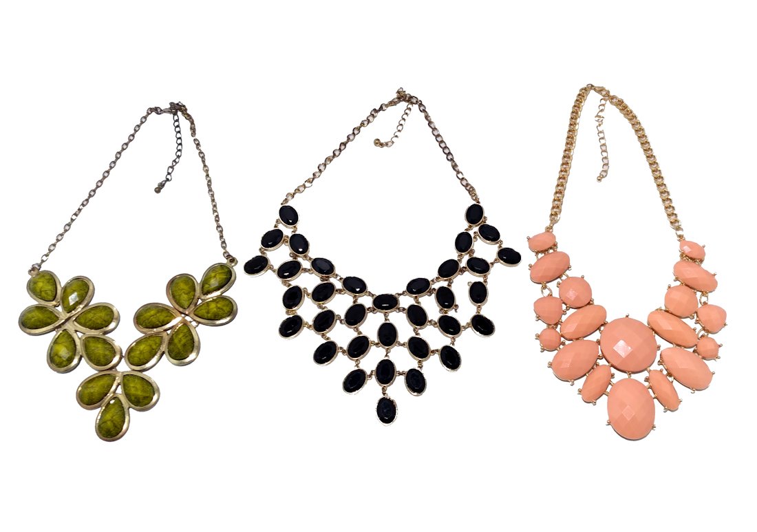COSTUME JEWELRY LOT 3 STUNNING BIB NECKLACES: THE LOT INCLUDES THREE STUNNING BIB NECKLACES IN VERY GOOD CONDITION. SIZES: BLACK- 16"+EXT= 18". PINK 18" WITH EXTENSION. GREEN- 16"+EXT= 18". WE COMBINE SHIPPING.