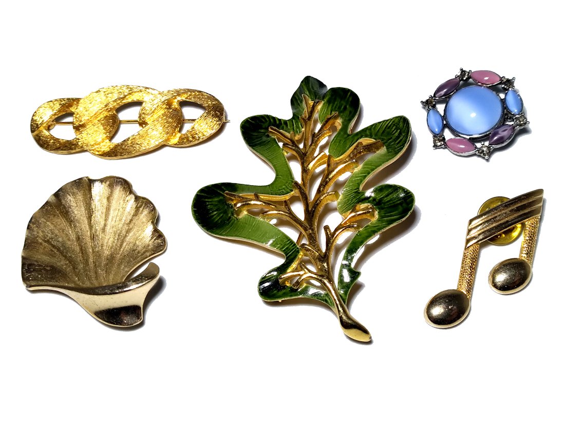 LOT VINTAGE SIGNED COSTUME JEWELRY BROOCHES TRIFARI, NAPIER, CLAIBORNE (1 of 3)