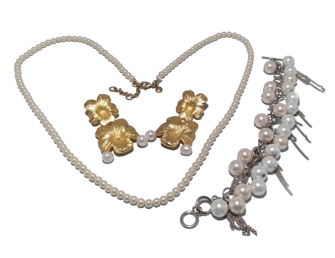 COSTUME JEWELRY LOT , BRACELET, EARRINGS, J.CREW NECKLACE: THIS LOT FEATURES A J.CREW NECKLACE, SIZE 31" LONG WITH EXTENSION, BRACELET 8.5" LONG, PLUS A BEAUTIFUL PAIR OF GOLD TONE EARRINGS. WE COMBINE SHIPPING.