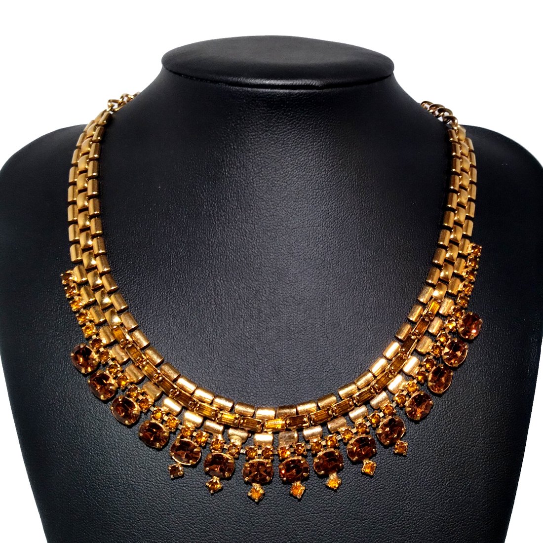 A STUNNING VINTAGE PRONG SET RHINESTONE NECKLACE BY LEO GLASS: THE DELIGHTFUL PRONG SET RHINESTONE NECKLACE WHICH IS 16" LONG AND IS SIGNED LEO GLASS. IN EXCELLENT CONDITION.