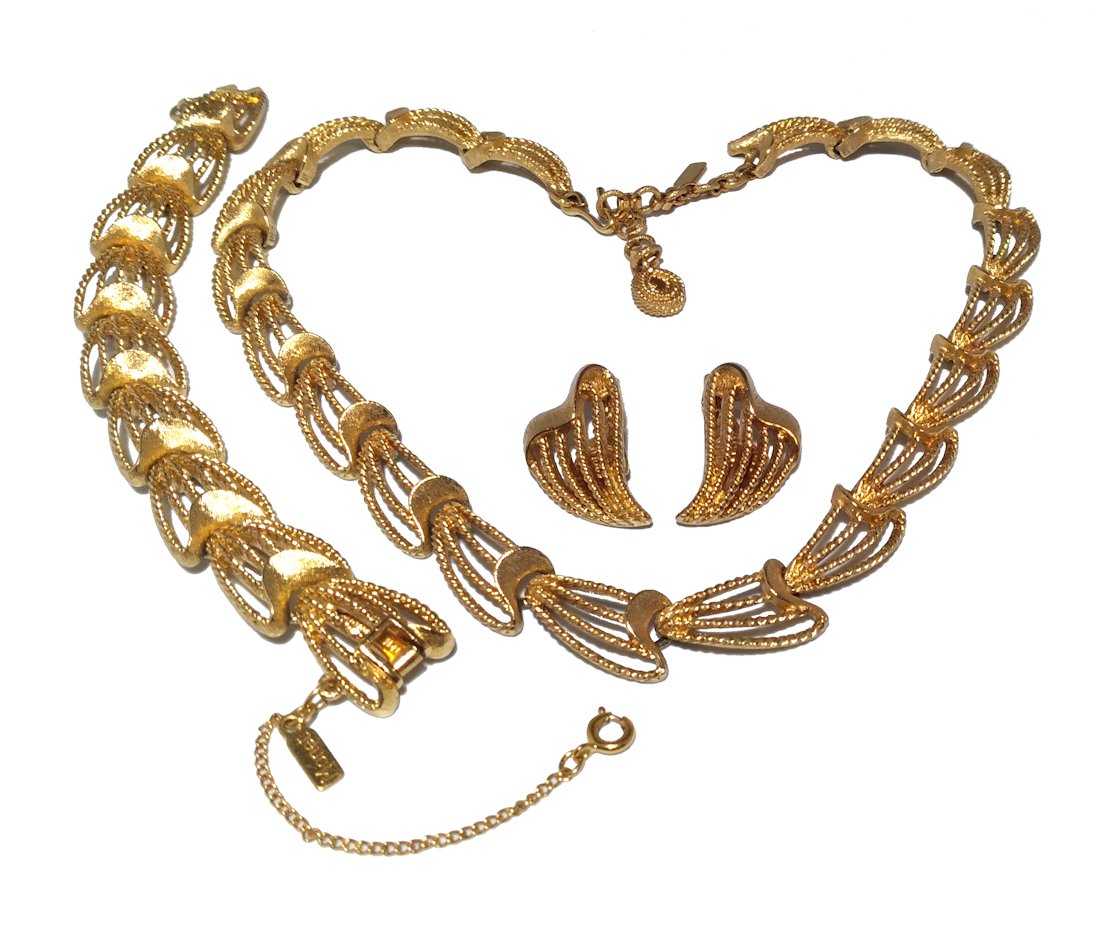 MONET SET COSTUME JEWELRY , GOLD TONE COLOR, NECKLACE, BRACELE, EARRINGS: THIS SUPERB SET BY MONET INCLUDES A NECKLACE 15" WITH EXTENSION, A BRACELET 6.5" LONG AND A PAIR OF EARRINGS. WE COMBINE SHIPPING.