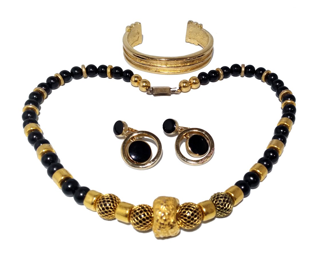 BEAUTIFUL COSTUME JEWELRY LOT, NECKLACE, BRACELET, EARRINGS: THIS LOT INCLUDES A NECKLACE 16" , A BRACELET 2.25" DIAMETER AND A PAIR OF EARRINGS. WE COMBINE SHIPPING.