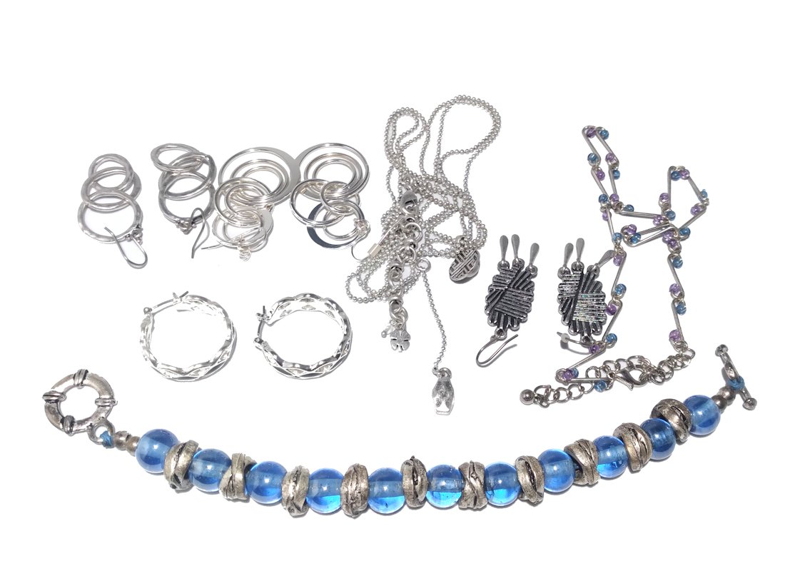 BEAUTIFUL COSTUME JEWELRY LOT 7 PIECES , NECKLACES, EARRINGS, BRACELET (1 of 2)
