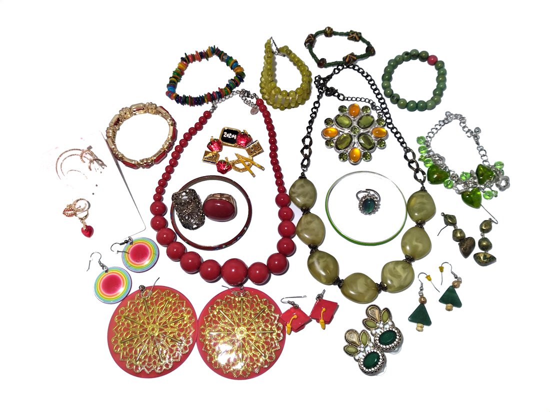 BEAUTIFUL LOT OF COSTUME JEWELRY ICING NECKLACES + MORE (1 of 2)