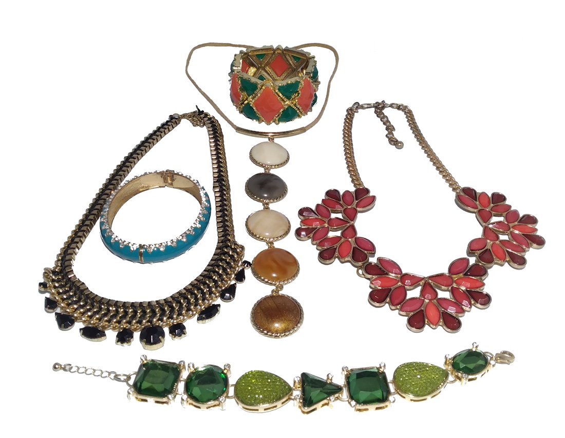 COSTUME JEWELRY LOT NECKLACES, BRACELETS: THIS LOT INCLUDES 3 NECKLACES AND 3 BRACELETS. NECKLACES SIZE WITH EXTENSION 18", 19" AND 20". BRACELETS SIZE 2", 2.5" DIAMETER AND THE THIRD ONE 8.5" LONG. WE COMBINE SHIPPING.