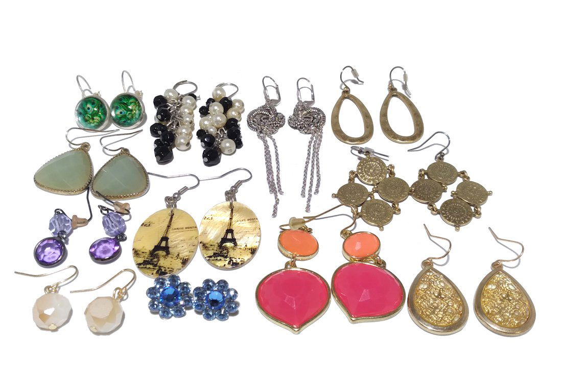 BEAUTIFUL LOT OF EARRINGS COSTUME JEWELRY: THIS LOT INCLUDES 12 PAIRS OF EARRINGS, COSTUME JEWELRY, RHINESTONES, LUCITE, MOTHER OF PEARL. WE COMBINE SHIPPING.