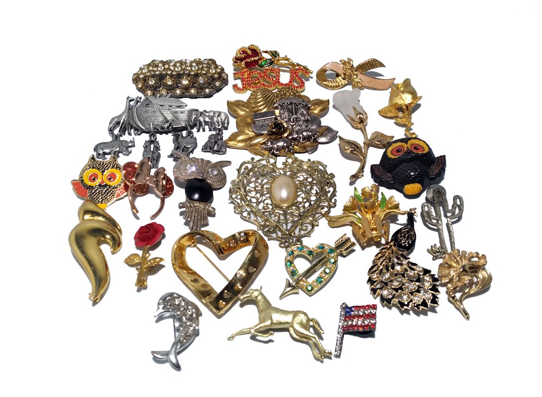 A HUGE VINTAGE COSTUME JEWELRY LOT 23 BROOCHES AND PINS: THE LOT INCLUDES MANT LOVELY VINTAGE BROOCHES, SOME SIGNED, INCLUDING JJ, AVON AND DISNEY. ALL IN FINE VINTAGE CONDITION. WE COMBINE SHIPPING AND PROVIDE IN-HOUSE SHIPPING FOR A SMOOTH CHECKOUT.
