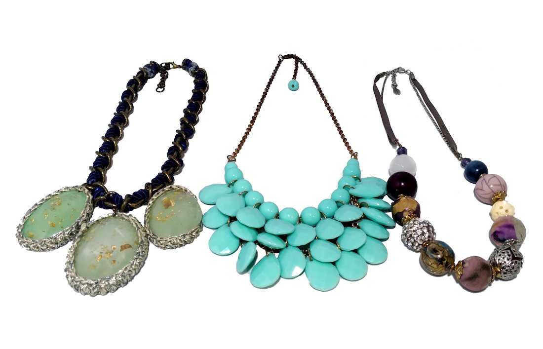 COSTUME JEWELRY LOT OF NECKLACES RHINESTONES, LUCITE: THIS LOT INCLUDES 3 LOVELY NECKLACES, WITH SIZE 19", 20" AND 22 INCHES. WE COMBINE SHIPPING.