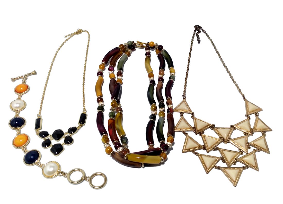 BEAUTIFUL COSTUME JEWELRY LOT NECKLACES BRACELET: THIS LOT INCLUDES 3 NECKLACES SIZE 16", 18" 19" WITH EXTENSION AND A BRACELET 8" LONG. WE COMBINE SHIPPING.