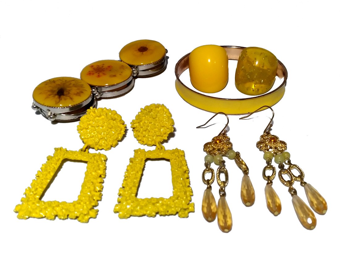 COSTUME JEWELRY LOT RINGS BRACELETS  EARRINGS (1 of 2)