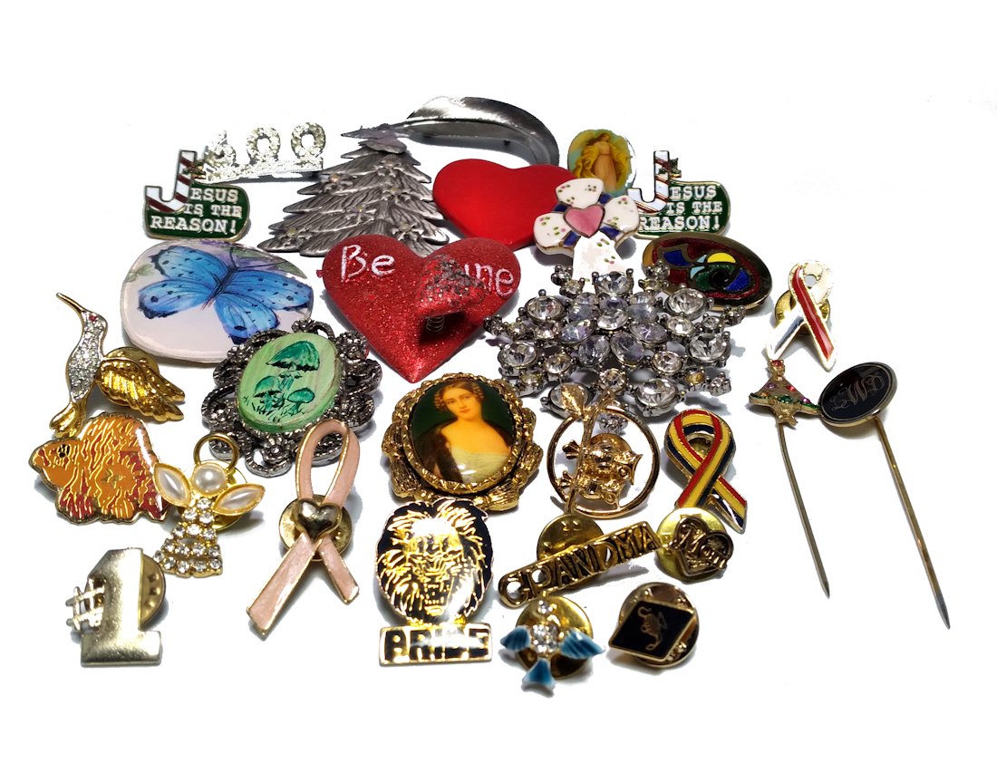LARGE LOT OF BROOCHES, PINS COSTUME JEWELRY (1 of 3)