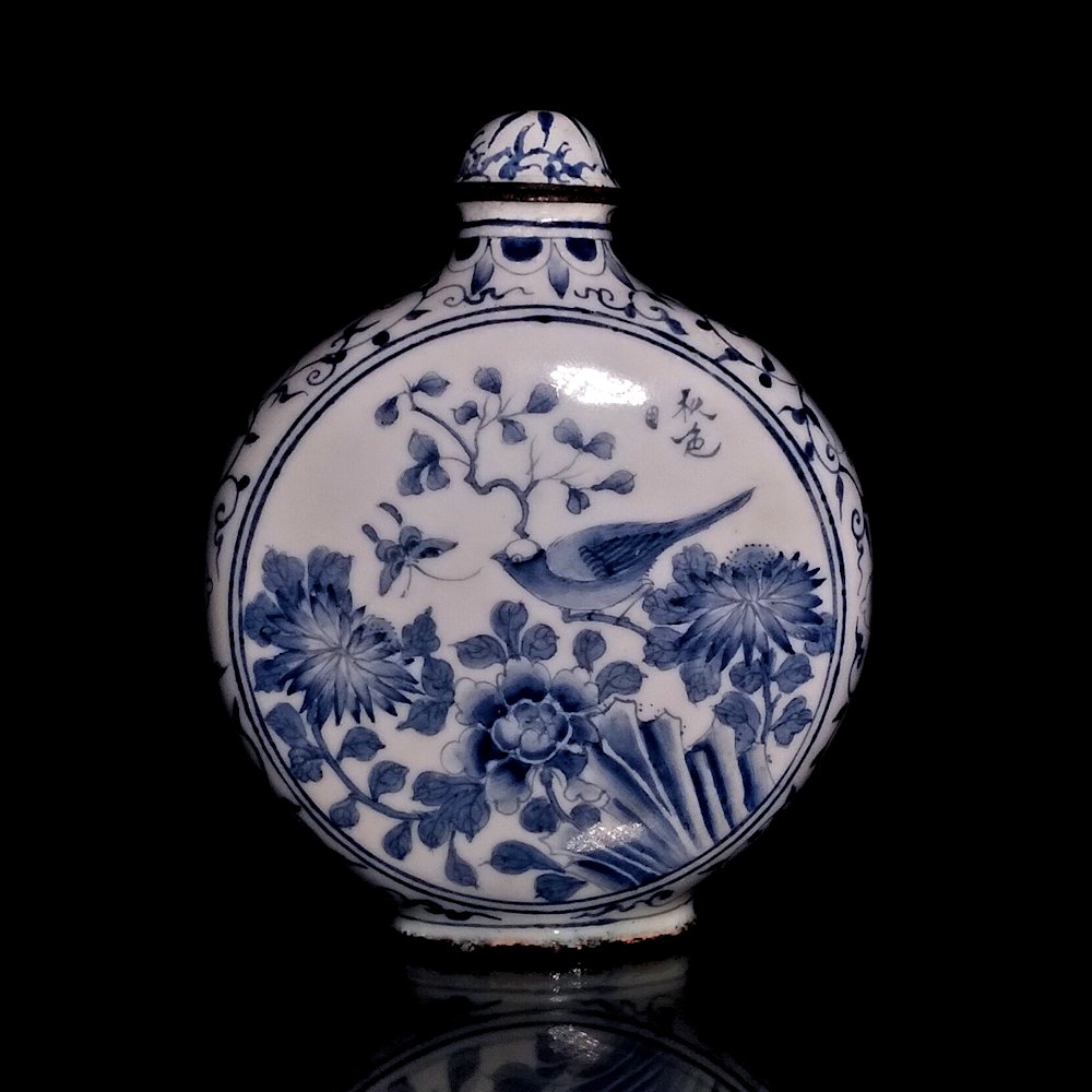 BEAUTIFUL CHINESE ENAMEL ON COPPER SNUFF BOTTLE BLUE WHITE QIANLONG MARK (1 of 8)
