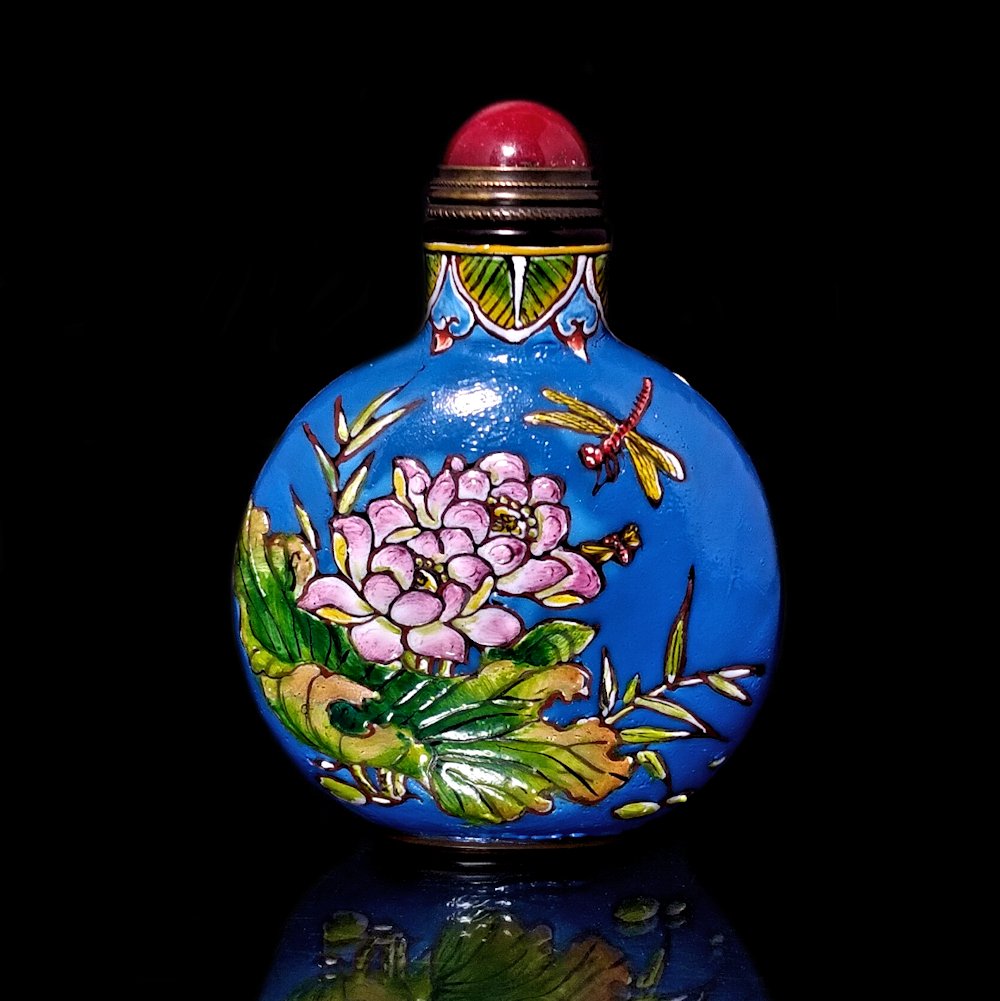 VERY FINE ENAMEL ON GLASS SNUFF BOTTLE QIANLONG MARK BUTTERFLIE PEONIES: THE DELICATELY ENAMELED SNUFF BOTTLE FEATURES BUTTERFLIE, DRAGONFLIE AND PEONIES WITH MUCH DETAIL AND MASTERY. THE BOTTLE IS 2.75 INCHES TALL. IT BEARS A QIANLONG MARK. PROVENANCE: PRIVATE FLORIDA COL