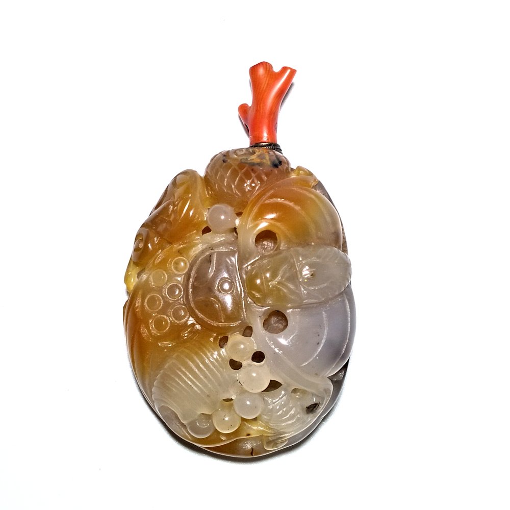 MAGNIFICENT CARVED AGATE PEBBLE SNUFF BOTTLE BAT COINS (1 of 5)