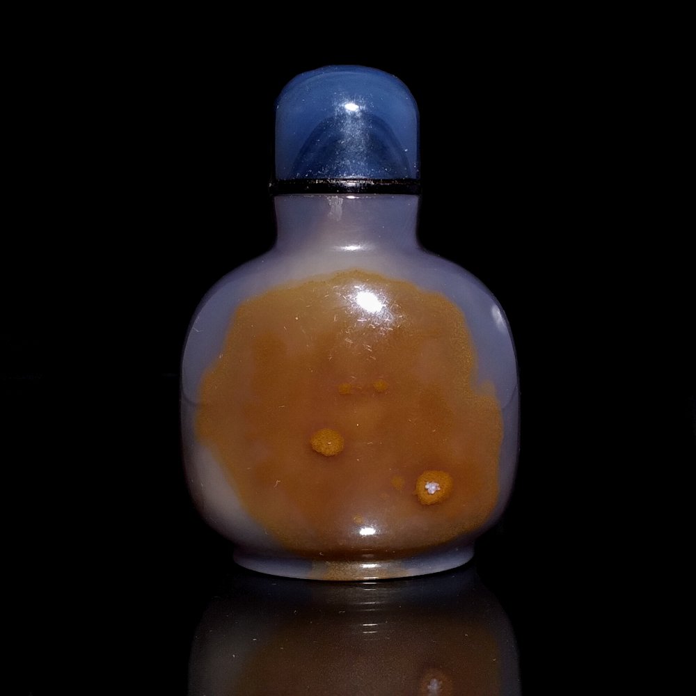 A STUNNING CHALCEDONY AGATE SNUFF BOTTLE (1 of 8)