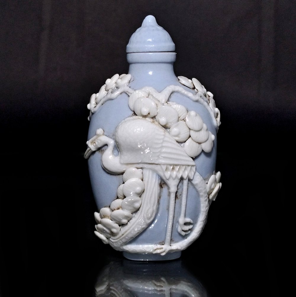 FINE CHINESE PORCELAIN SNUFF BOTTLE MOLDED HIGH RELIEF QIANLONG MARK (1 of 6)