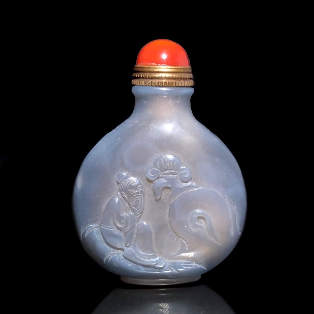 FINE CHINESE CARVED AGATE CHALCEDONY SNUFF BOTTLE  ELDER (1 of 8)