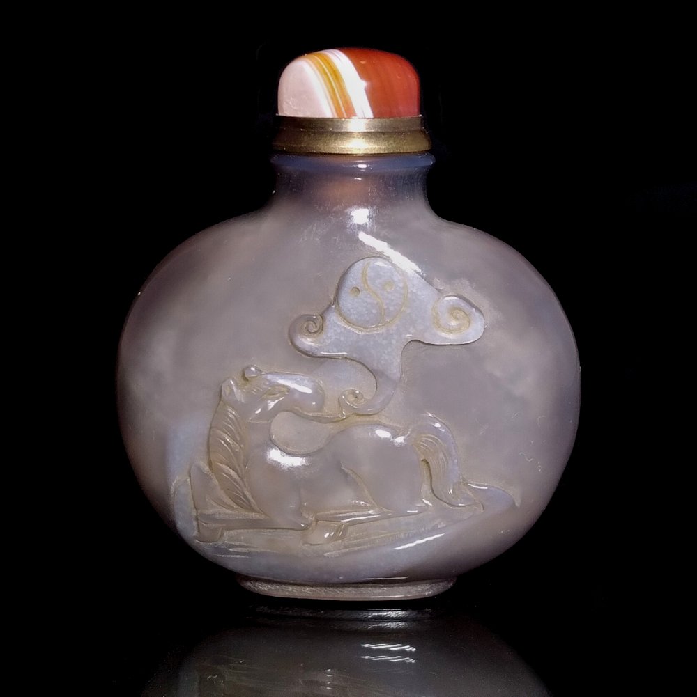VERY FINE CARVED AGATE SNUFF BOTTLE HORSE (1 of 8)