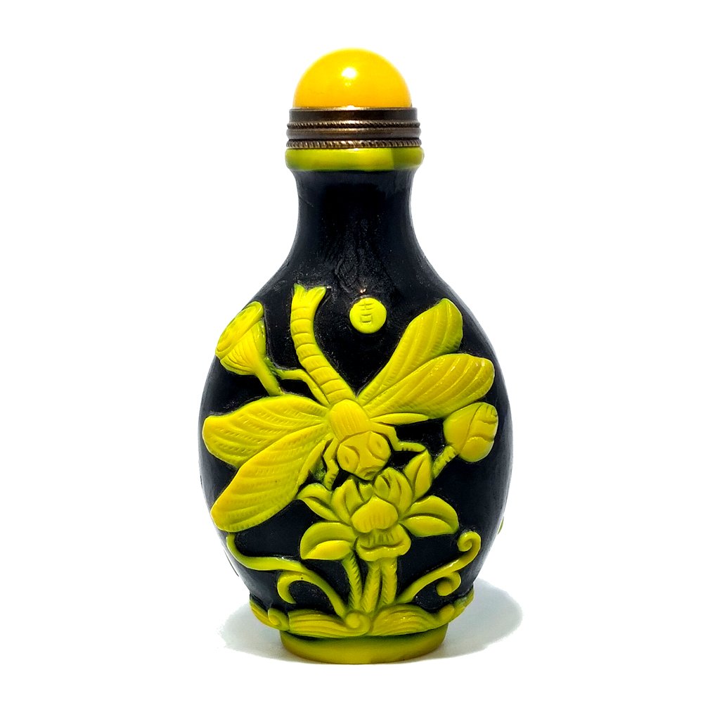 FINE PEKING GLASS SNUFF BOTTLE DRAGONFLY RARE COLOR QIANLONG SEAL: THE WELL CARVED BOTTLE IN A RARE COLOR COMBINATION OF YELLOW OVER BLACK GLASS. BOTH SIDES SHOW A DRAGONFLY AND LOTUS WITH FINE DETAIL ARTIST SIGNED AND BEARING THE QIANLONG SEAL. THE BOTTLE IS 3.25 IN
