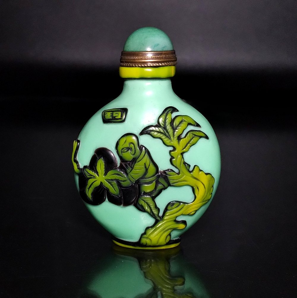 EXCELLENT CHINESE PEKING GLASS SNUFF BOTTLE BOYS PEACHES QIANLONG: THE EXCELLENT BOTTLE OF THREE LAYERS OF GLASS. IT DEPICTS BOYS ON A PEACH TREE AND IT BEARS A QIANLONG MARK ON THE BOTTOM. THE BOTTLE IS 2.6 INCHES TALL. IT IS ARTIST SIGNED.