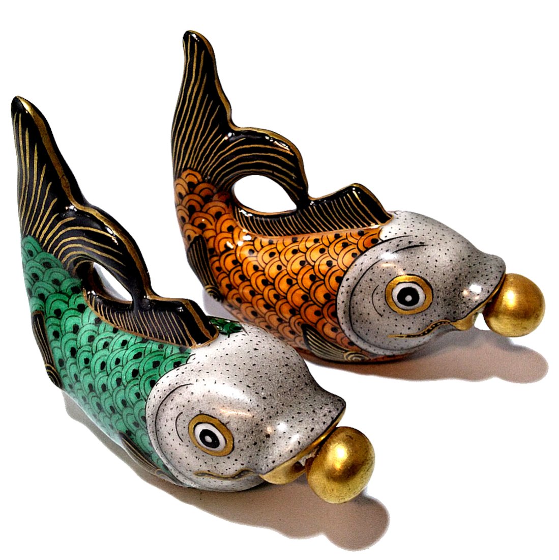 TWO BEAUTIFUL CHINESE PORCELAIN SNUFF BOTTLES FISH (1 of 4)