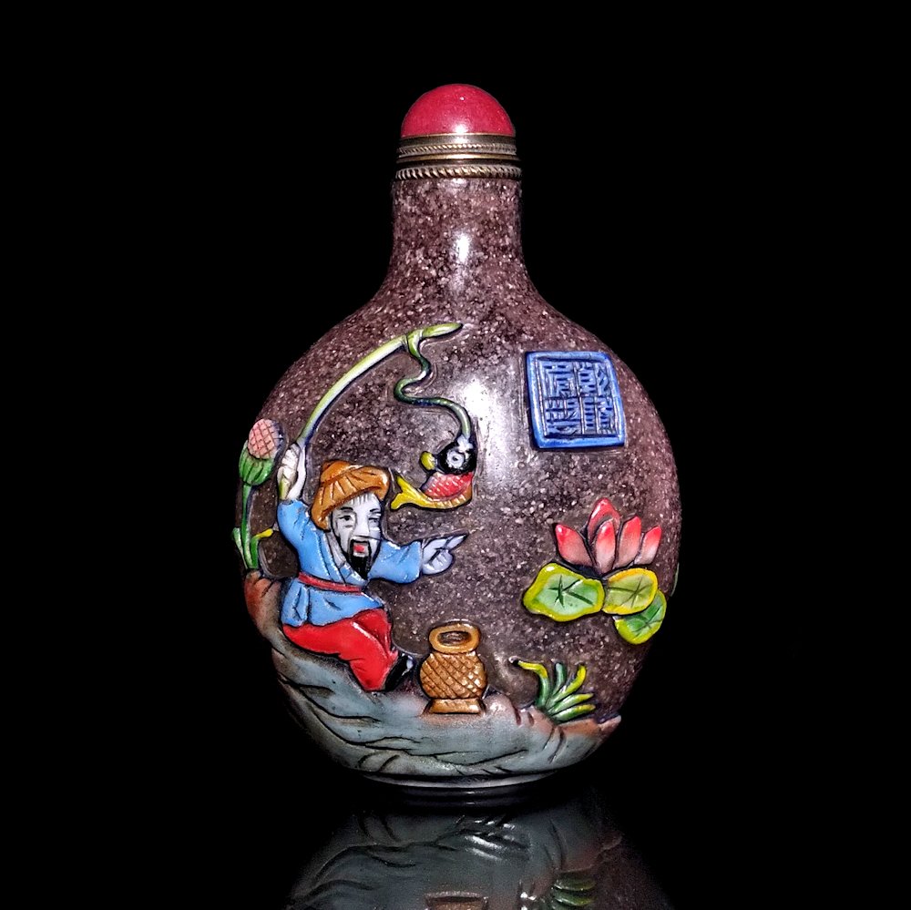 BEAUTIFUL ENAMELED CARVED PEKING GLASS SNUFF BOTTLE  ELDERS QIANLONG MARK (1 of 6)