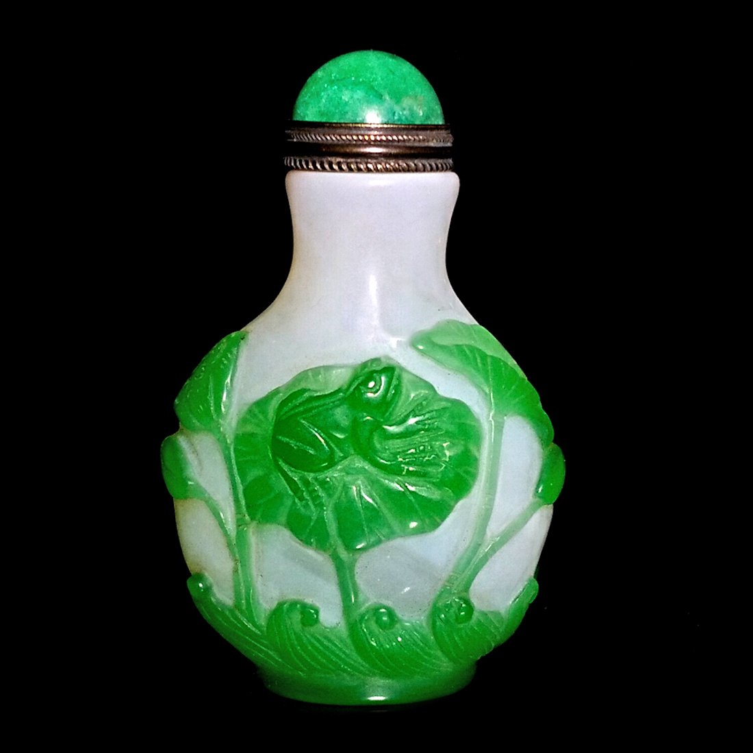 SUPERB CHINESE PEKING GLASS SNUFF BOTTLE FROGS LOTUS: THE LOVELY MINIATURE BOTTLE IS SO WELL CARVED, DEPICTING FROGS AND LOTUS ON BOTH SIDES. THE BOTTLE IS 2.55 INCHES TALL. PROVENANCE: PRIVATE FLORIDA COLLECTION.