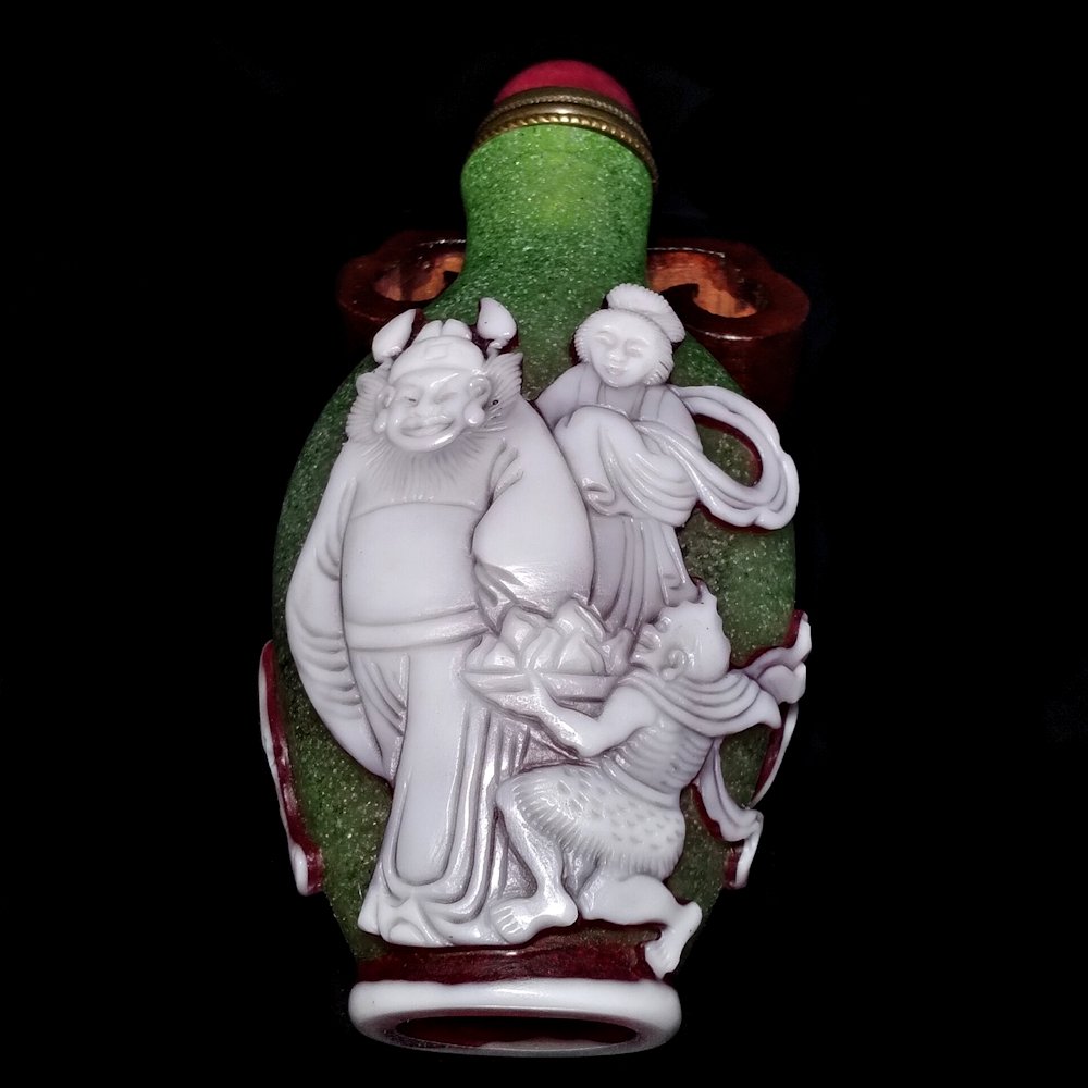 OUTSTANDING CHINESE PEKING GLASS SNUFF BOTTLE MYTHICAL SUBJECT (1 of 8)