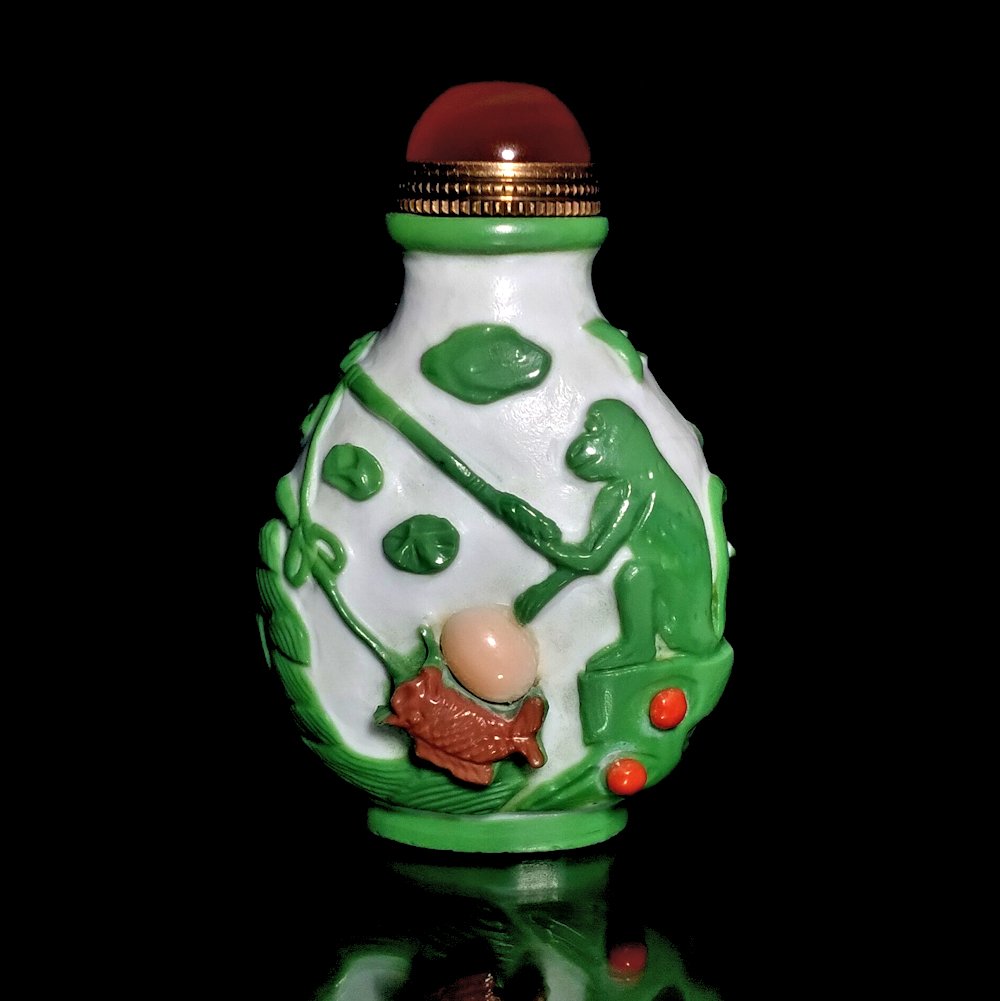 FINE CHINESE PEKING GLASS SNUFF BOTTLE MONKEY GRASSHOPPER ROOSTER CORAL AGATE (1 of 8)