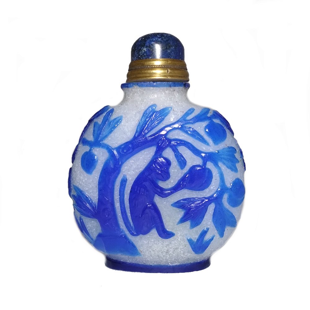BEAUTIFUL CHINESE CARVED PEKING GLASS SNUFF BOTTLE PEACHES MONKEYS LAPIS STOPPER (1 of 8)