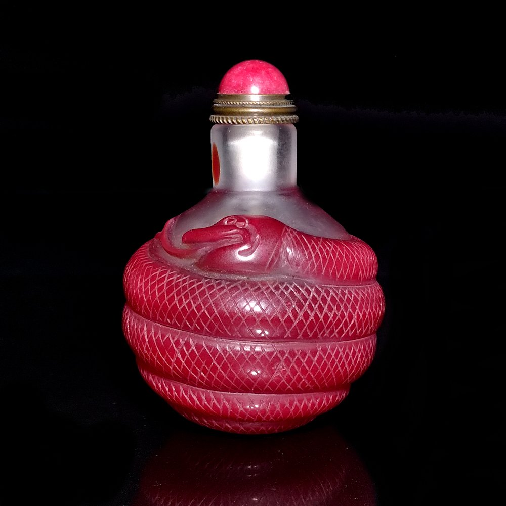 BEAUTIFUL CHINESE PEKING GLASS SNUFF BOTTLE SNAKE (1 of 5)