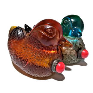 SUPERB CHINESE CARVED GLASS DOUBLE SNUFF BOTTLE MANDARIN DUCKS: THE LARGE AND BEAUTIFULLY CARVED DOUBLE SNUFF BOTTLE DEPICTING TWO MANDARIN DUCKS.THE BOTTLES ARE WELL HOLLOWED. THE WINGS ARE DONE WITH FINE DETAIL. SIZE 3 INCHES BY 2.75 INCHES. STANDS ARE FOR