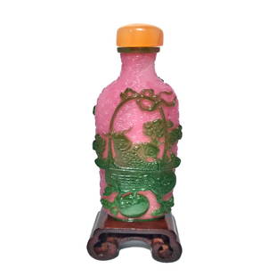 FINE ANTIQUE CHINESE PEKING GLASS SNUFF BOTTLE 19TH C PEACHES PEONIES CHILUNG FISH: THIS BOTTLE IS FINE AND RARE. IT FEATURES GREEN GLASS ON DEEP ROSE GROUND. THE BOTTLE DEPICTS A BASKET OF PEACHES AND A VASE WITH PEONIES ON ONE SIDE. THE VASE IS DECORATED WITH A CHILUNG. ON THEOTHER