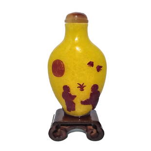 FINE ANTIQUE CHINESE YELLOW PEKING GLASS SNUFF BOTTLE 18TH-19TH CENTURY: THE FINE AND EXQUISITE ANTIQUE BOTTLE CIRCA 18TH-19TH CENTURY, FEATURING BROWN OVER A YELLOW BACKGROUND. THE COLOR AND QUALITY ARE POSSIBLY INDICATIVE OF THE IMPERIAL GLASS WORKS, 1700-1850. THE