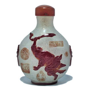 VERY FINE ANTIQUE CHINESE SNUFF BOTTLE 18-19C YANGZHOU SCHOOL: THE EXQUISITE GLASS OVERLAY BOTTLE CARVED SO VERY FINELY IN BROWN OVER BUBBLE INFUSED GLASS. IT FEATURES WARRIORS ON BOTH SIDES. IN THE MANNER OF THE YANGZHOU SCHOOL. 18TH-19TH CENTURY. THE AGATE STOP