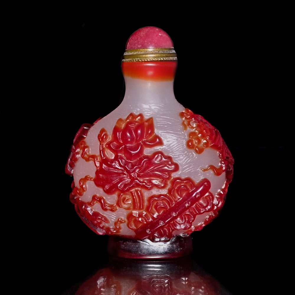 VERY FINE CHINESE RED OVER WHITE PEKING GLASS SNUFF BOTTLE IMMORTAL OBJECTS (1 of 8)